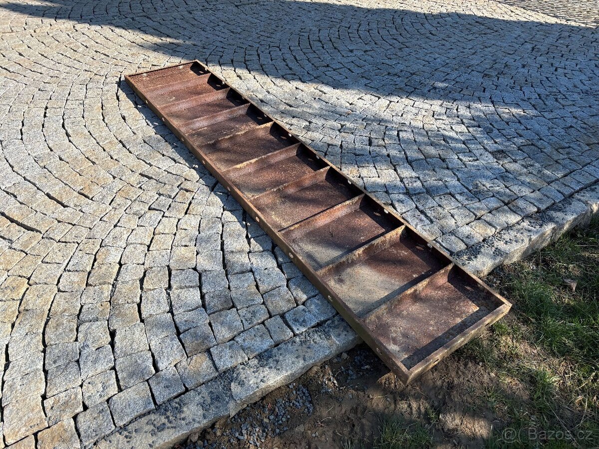 Desky na šalování nebo pažení