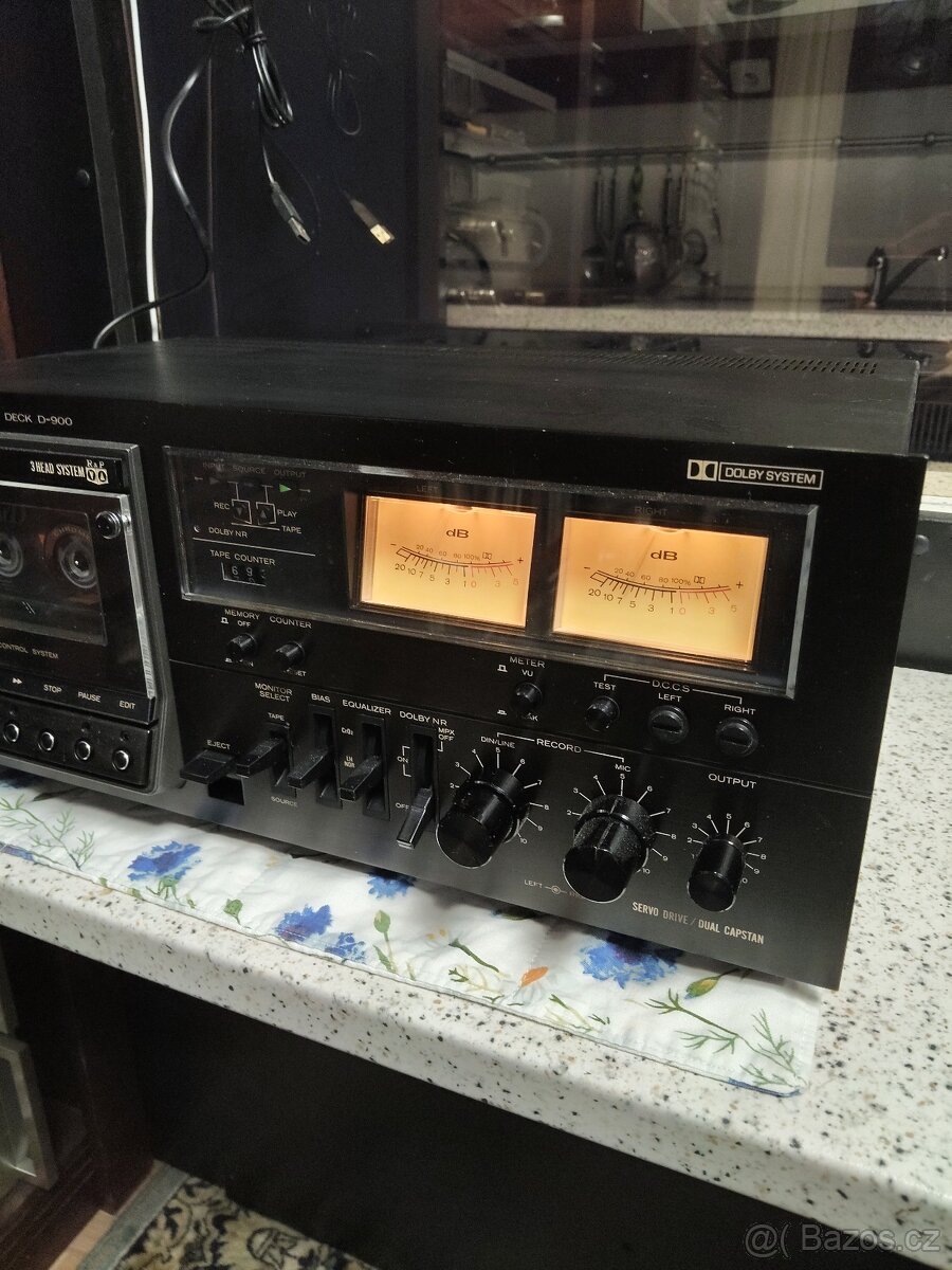 Hitachi D900