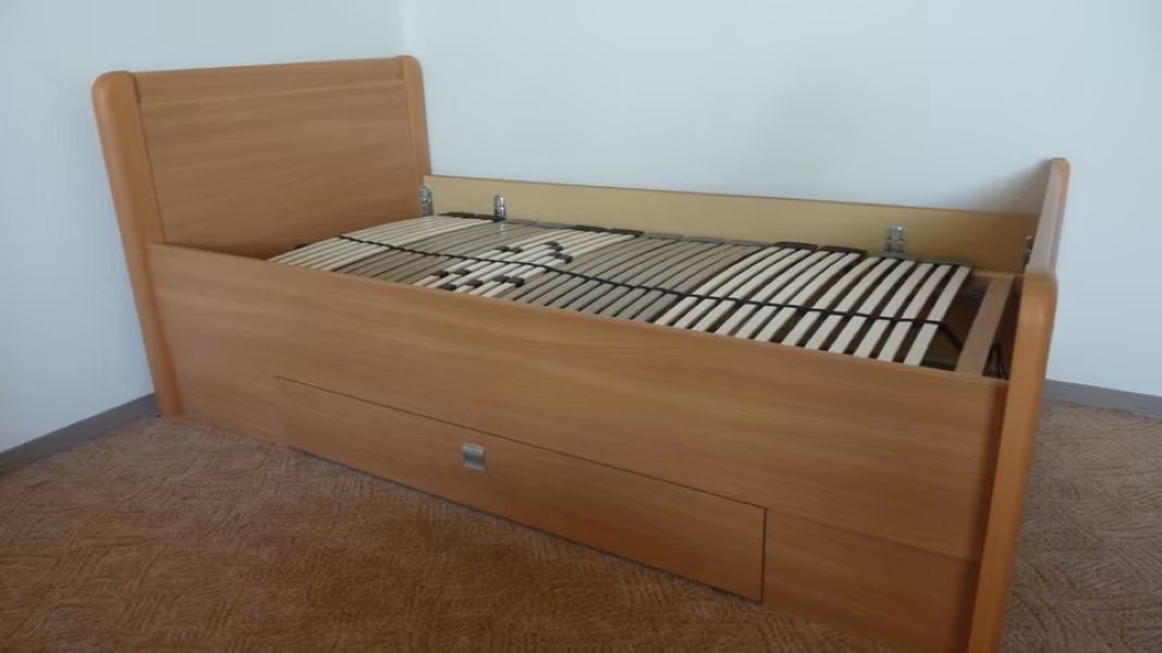 Postel s lamelovým roštem - pěkný stav