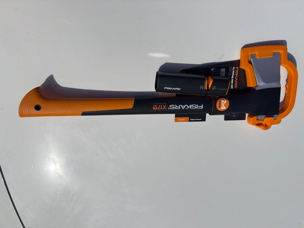 Sekera Fiskars štípací X17 + ostřič Xsharp