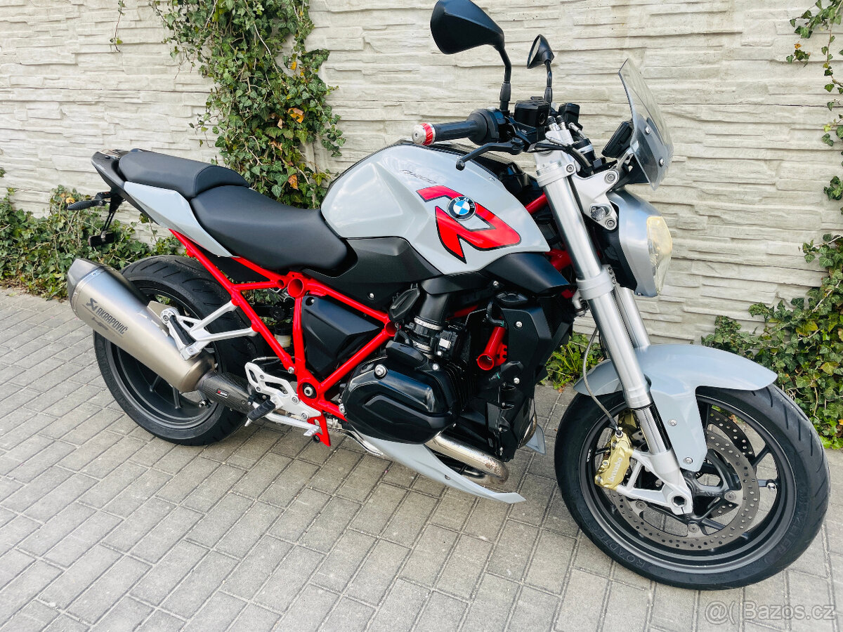 BMW R1200R LC r.v.2016 najeto 41tis km Akrapovič