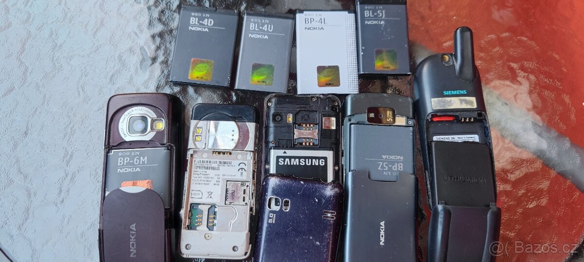 Staré mobilní telefony