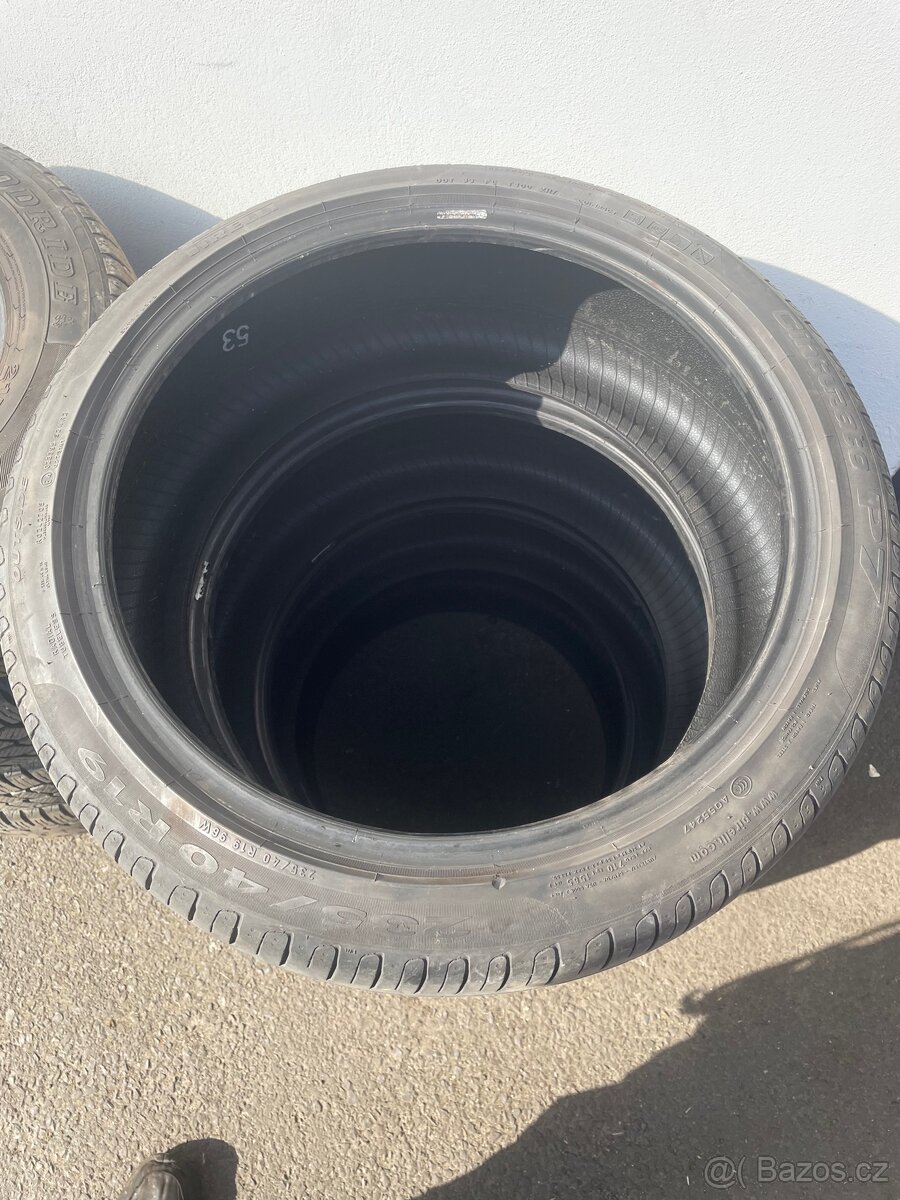 235/40 R19 pirelli