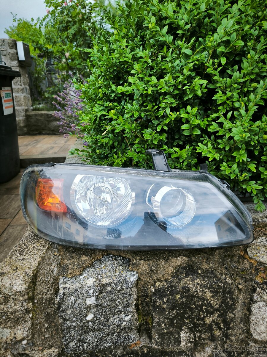 Pravé světlo Nissan Almera