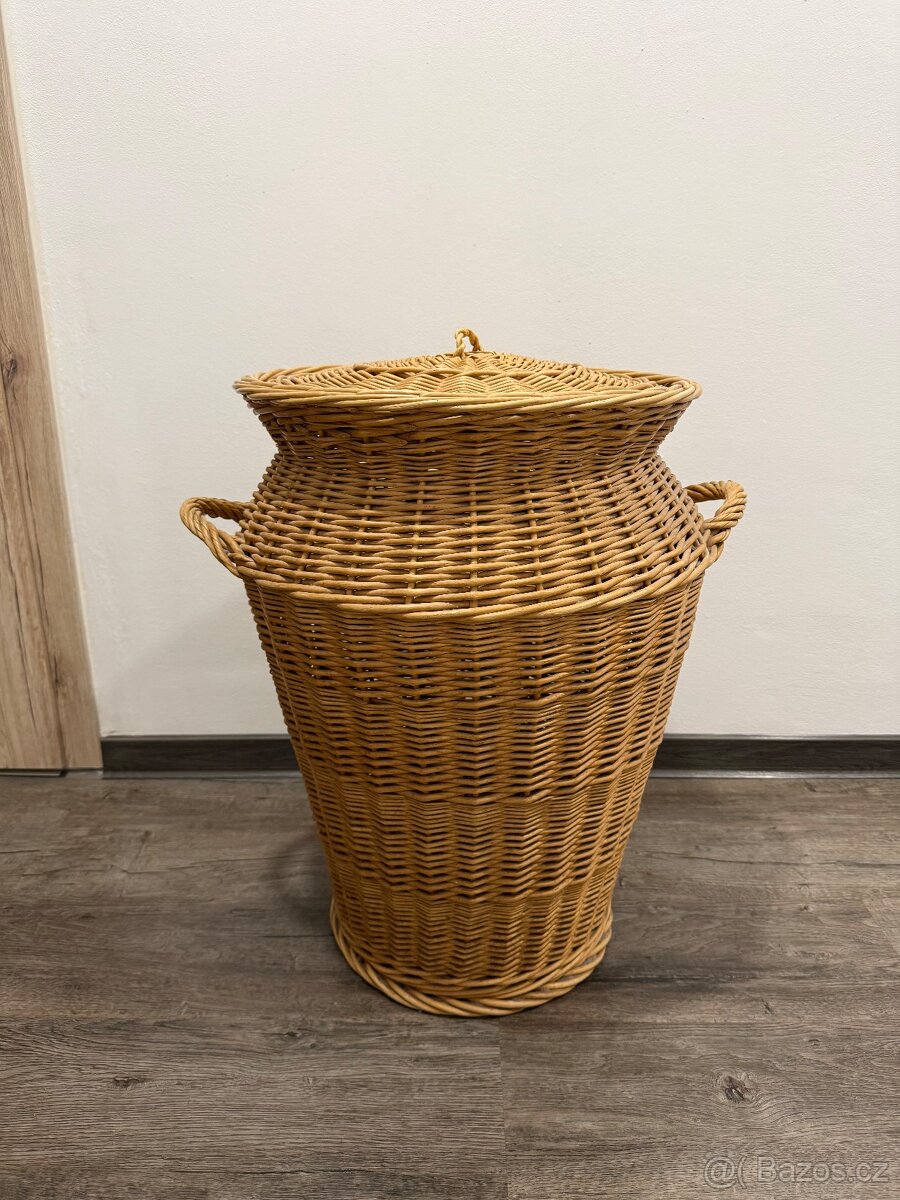 Velký proutěný koš s víkem