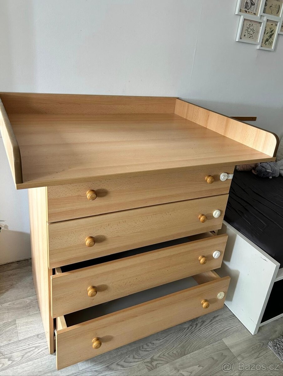 Komoda s přebalovacím pultem + dárek