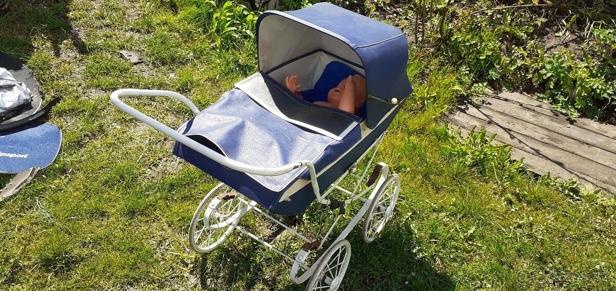 Retro kočárek s panenkou