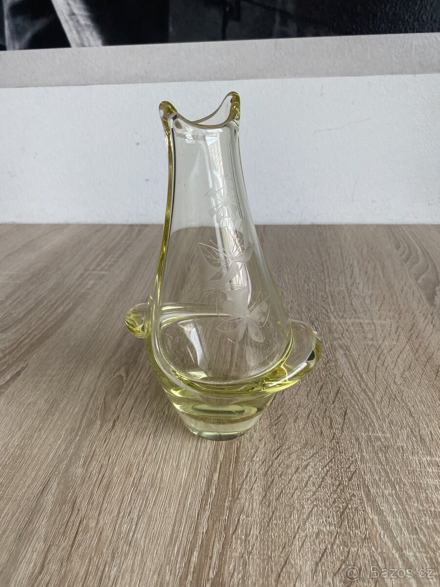 Citrínová váza s rytým vzorem