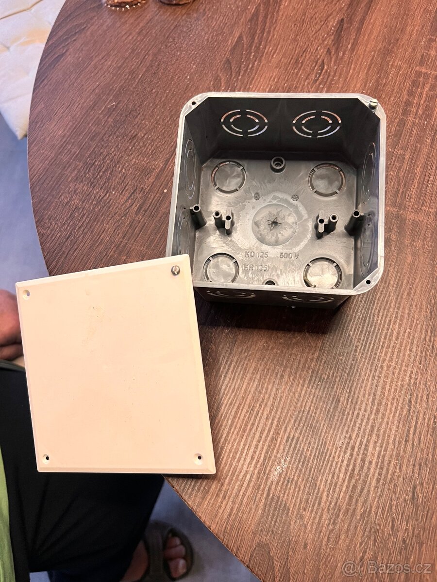Elektroinstalační materiál, krabice pod omítku, odbočný box