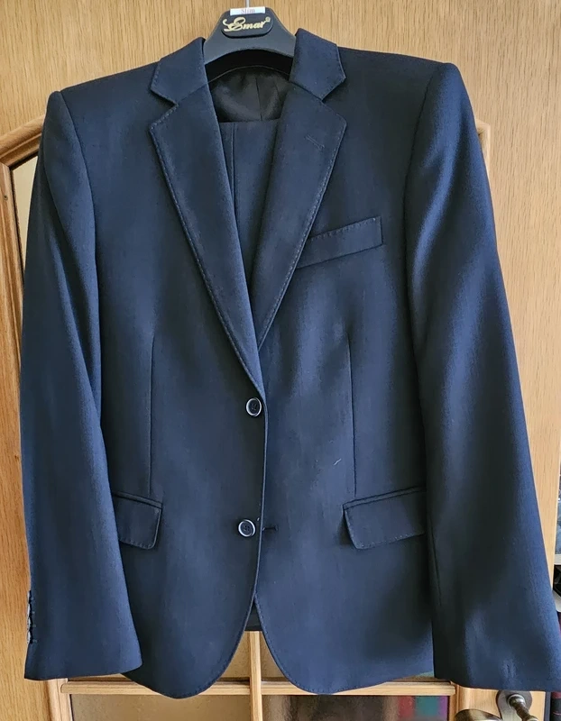 Černý společenský oblek