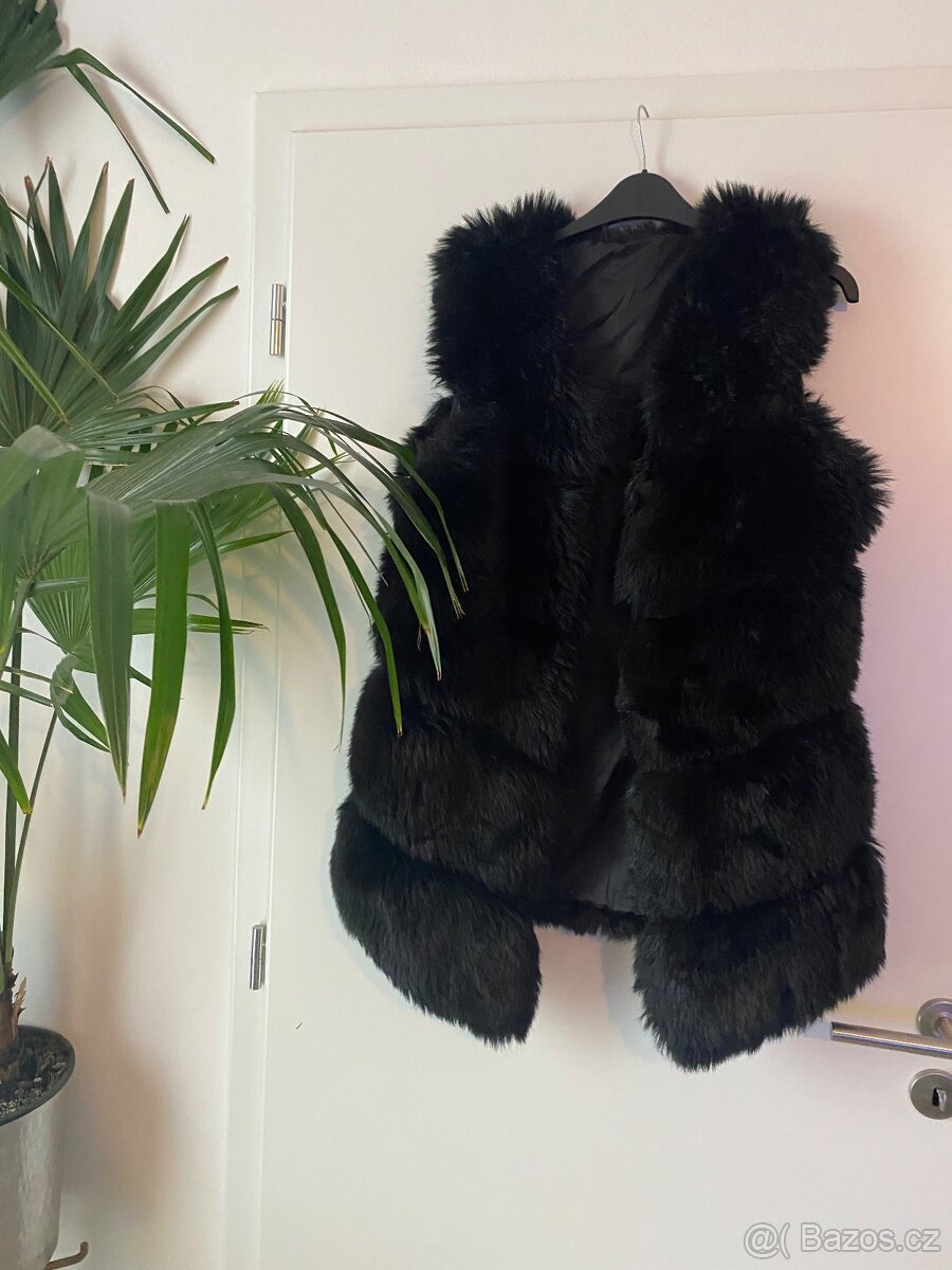 Kozisek cerny kozesinovy kabat damsky guess 38