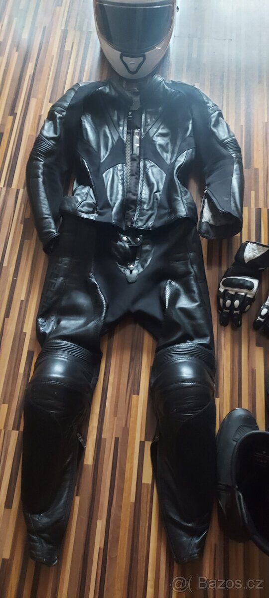 Dámské motorkářské oblečení