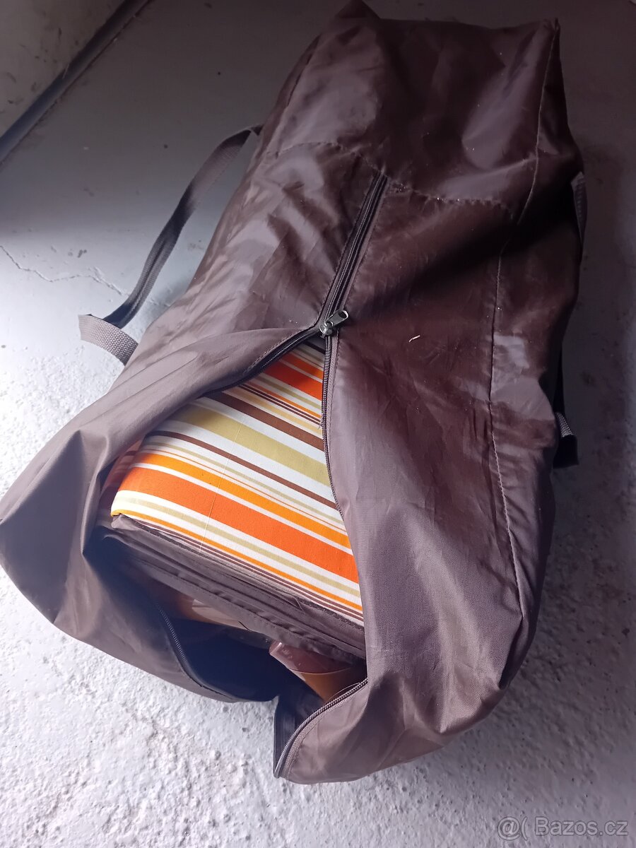 Cestovní postýlka a sedačka na krmení.