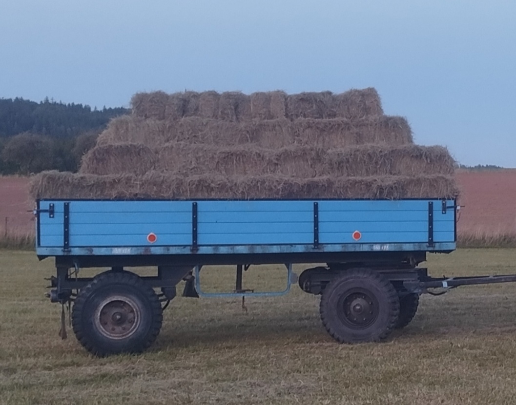 Hranaté balíky sena a otavy