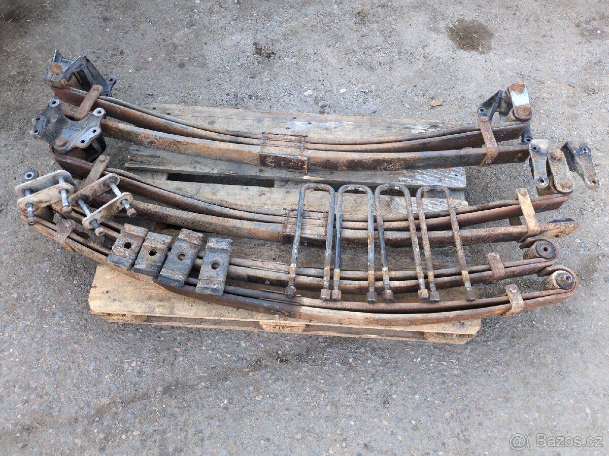 Avia D120 Cummins - parabolická pera