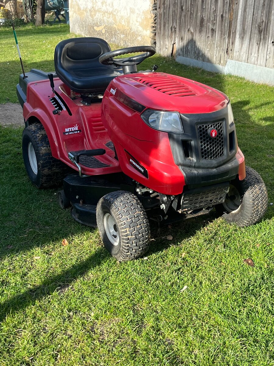 Zahradní traktor MTD