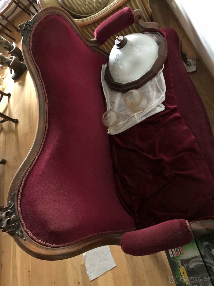 Sofa s vínovým sametovým čalouněním