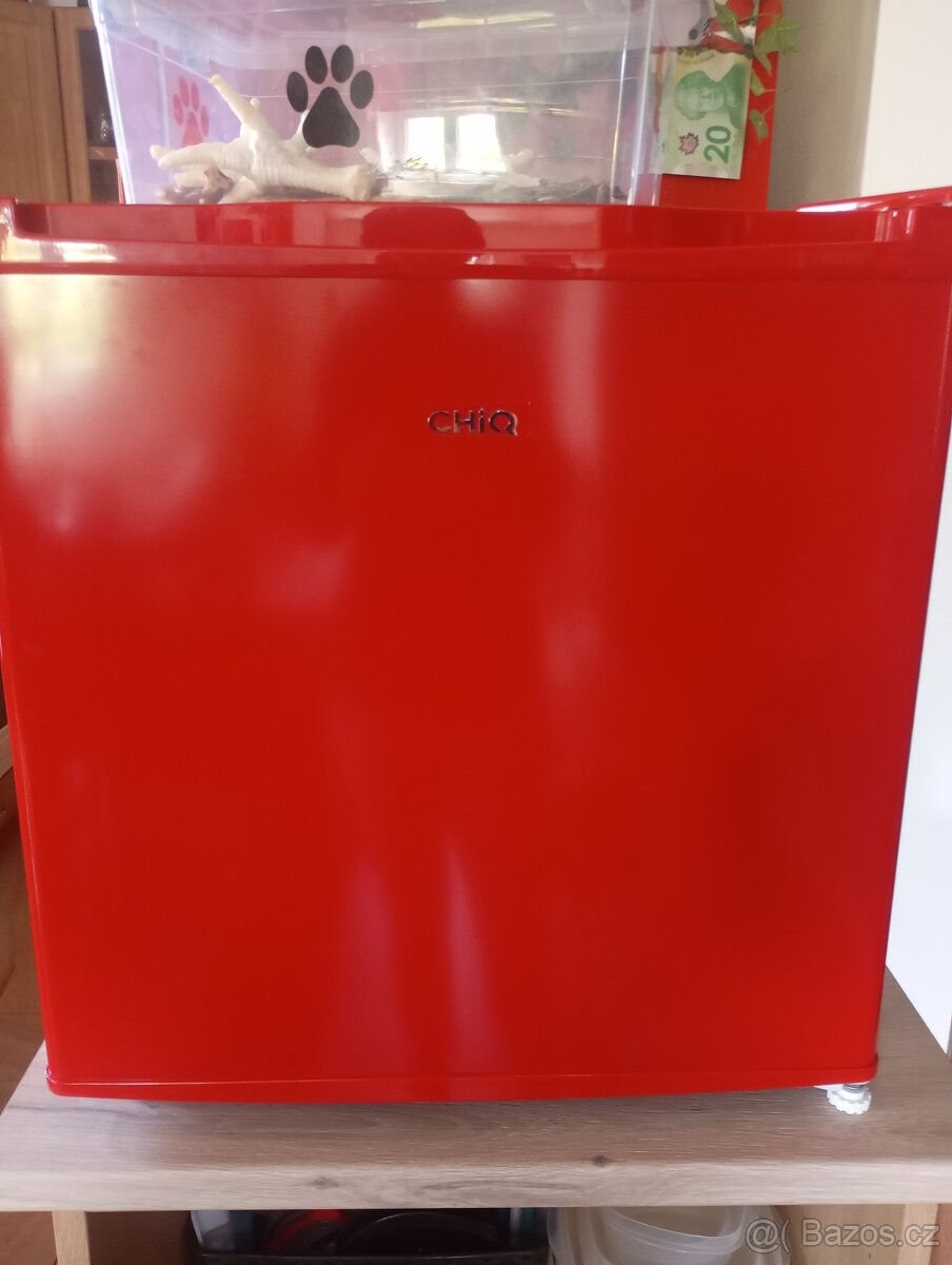 mini bar, malá lednička červená