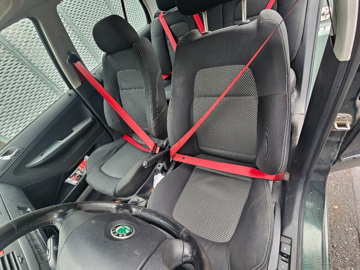 Sportovní sedačky Škoda fabia 1 s červenými pásy