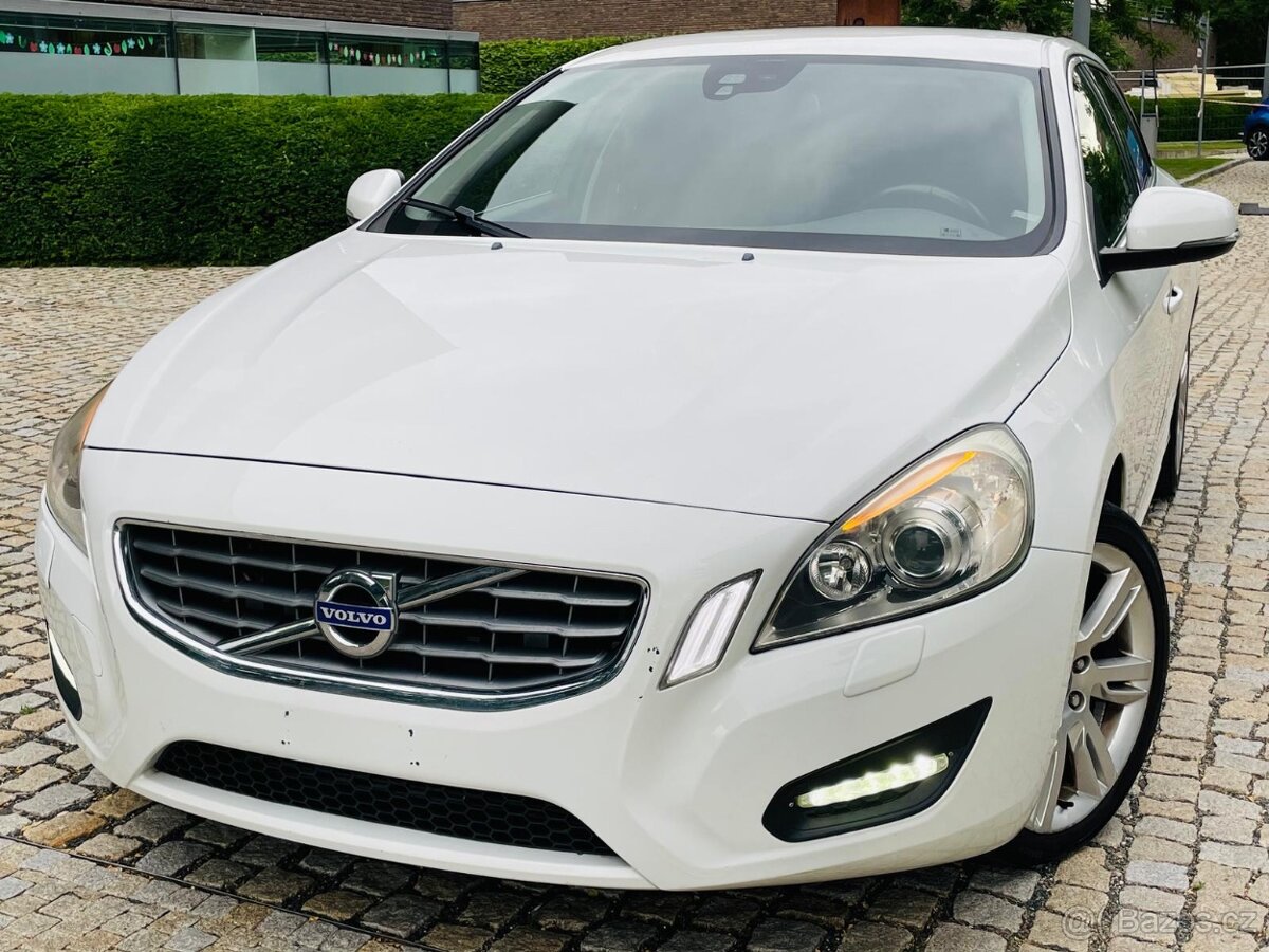 Volvo V60 2.0D 120KW AUTOMAT NAVI VÝHŘEV TAŽNÉ SERVISKA