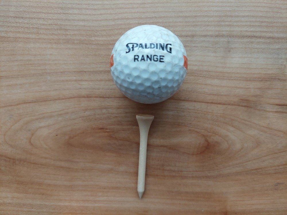 Golfové rekvizity, golf, golfový míček a téčko - SLEVA