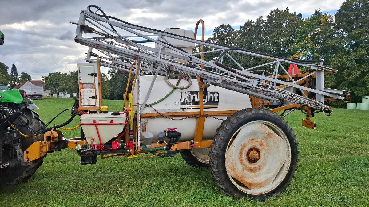 Postřikovač Knight 2000l 18m tažený