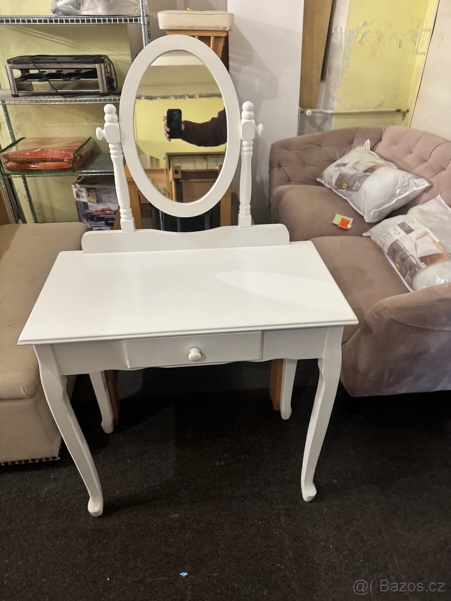 Hezký bílý toaletní stolek se zrcadlem a šuplíkem