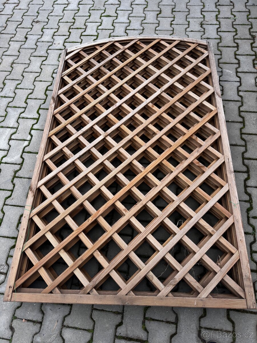 dřevěné plotové pole na popínavé rostliny