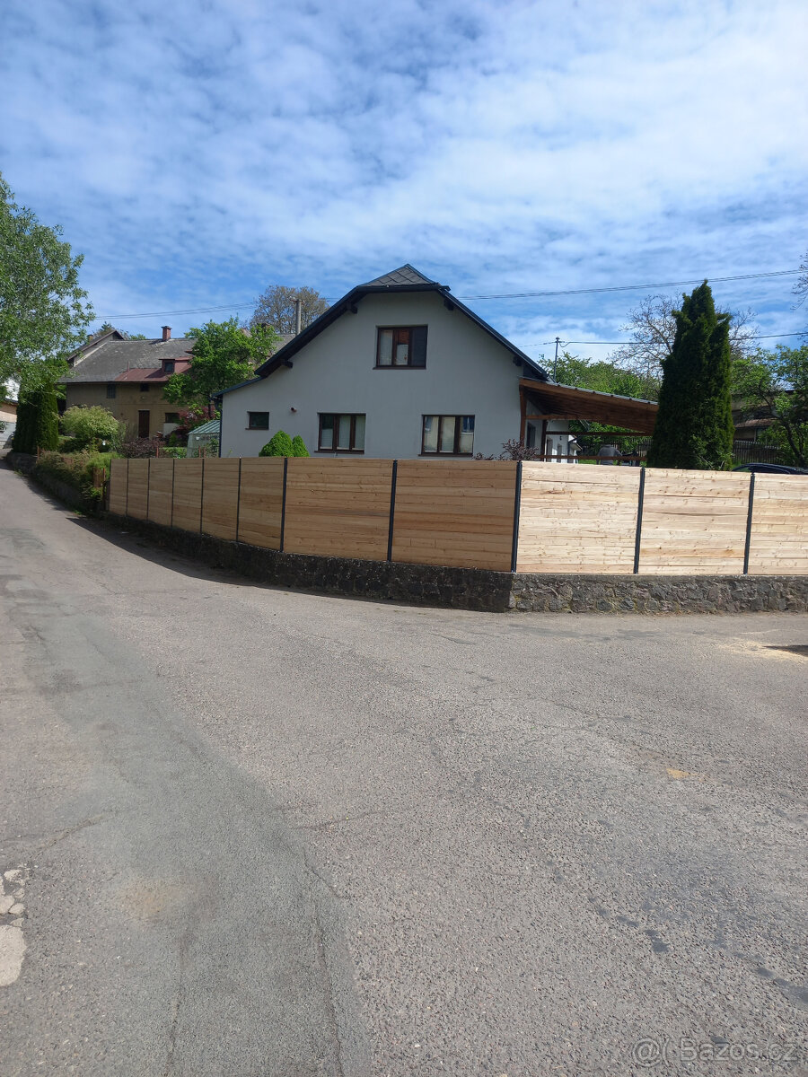 Plot s modřínovou výplní