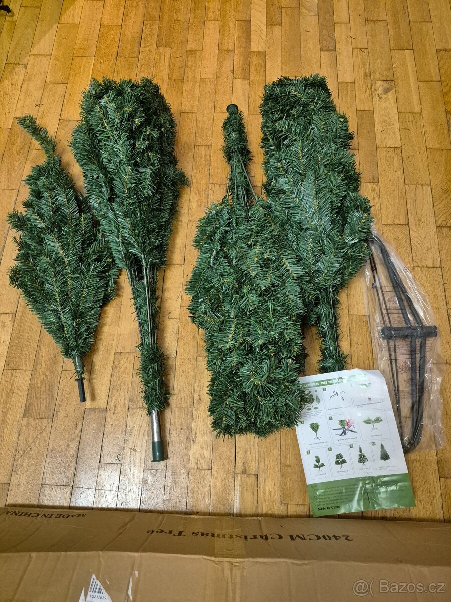 Nový umělý vánoční stromek,  240 cm
