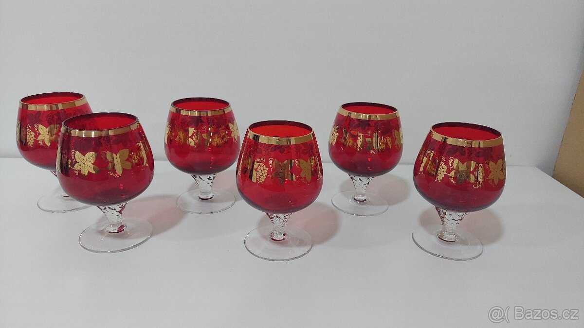 Skleničky na víno z červeného skla, motiv vinné révy, retro