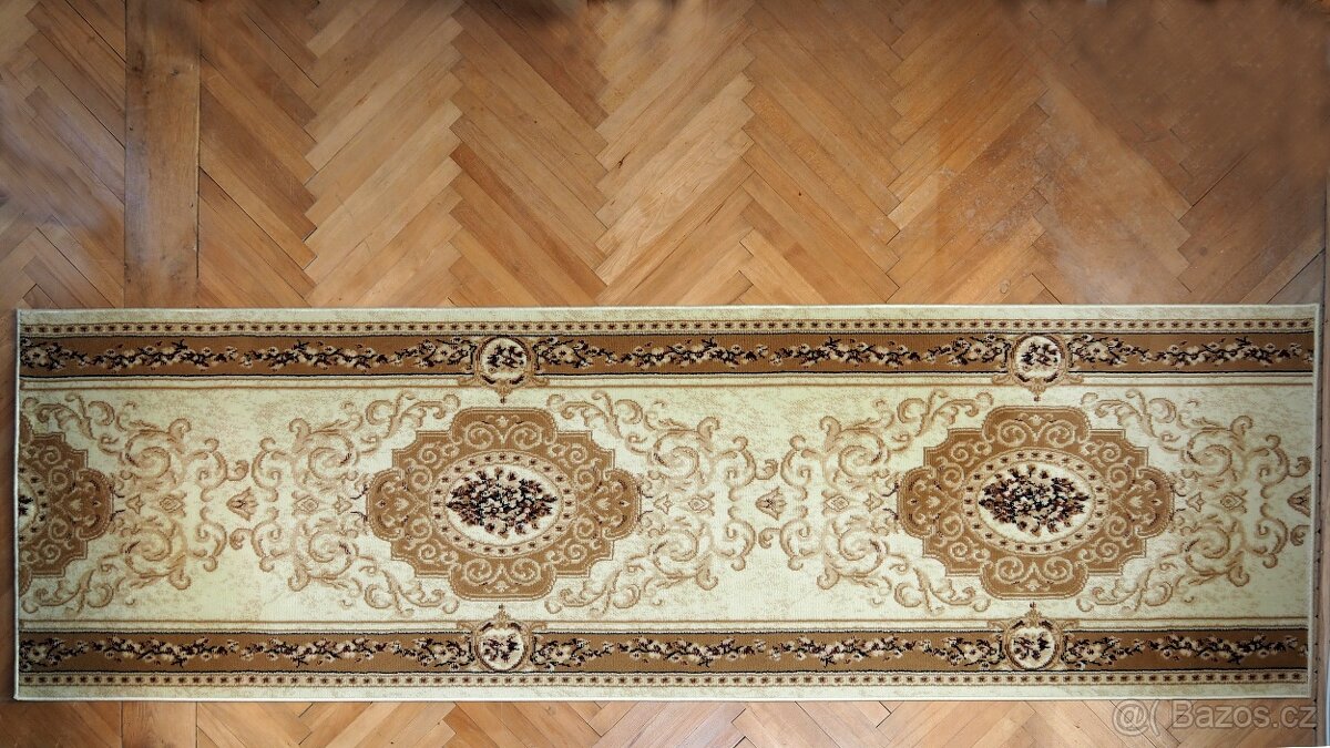 Koberec běhoun krémový.