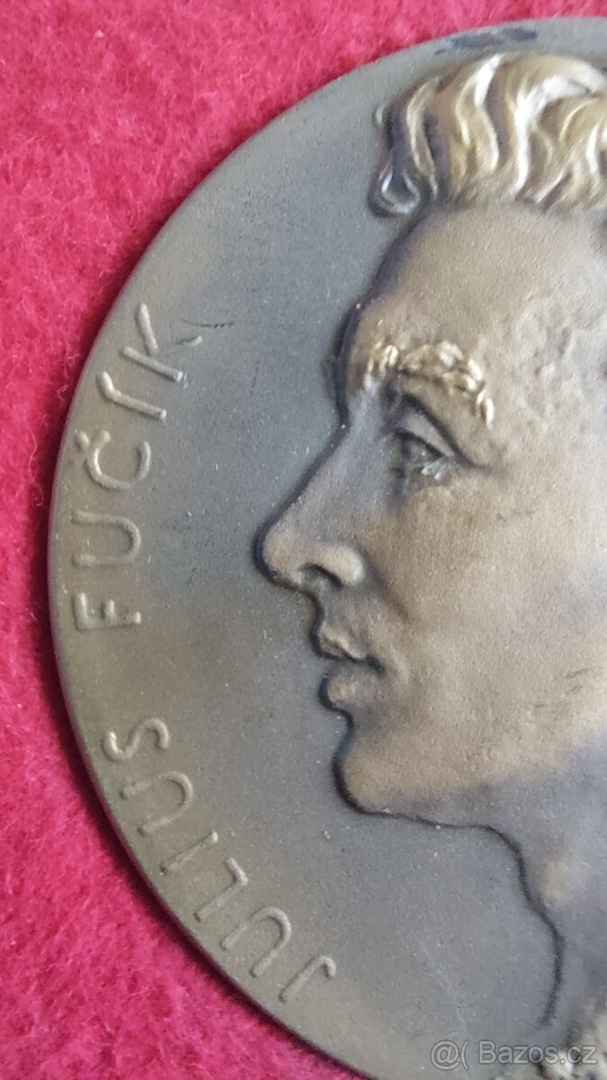 bronzové plakety Fučík a Dobrovský