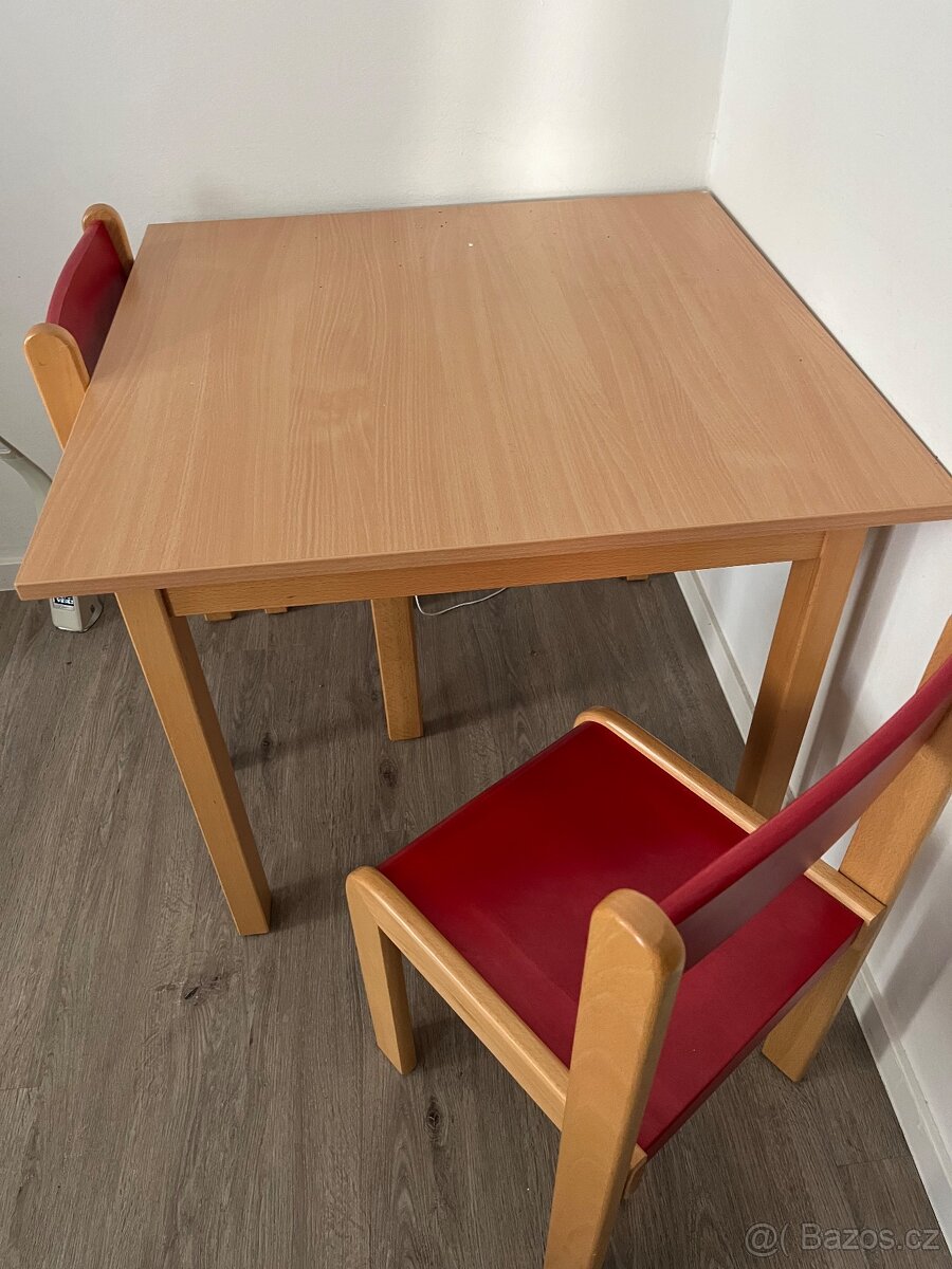 Stolek + Dětské židličky