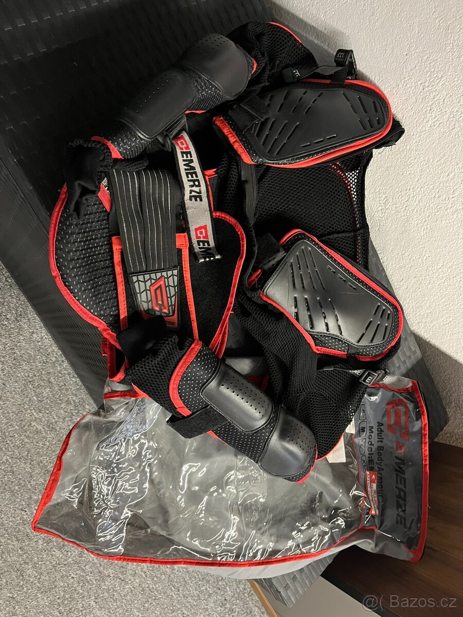 Helmy +chránič Emerze