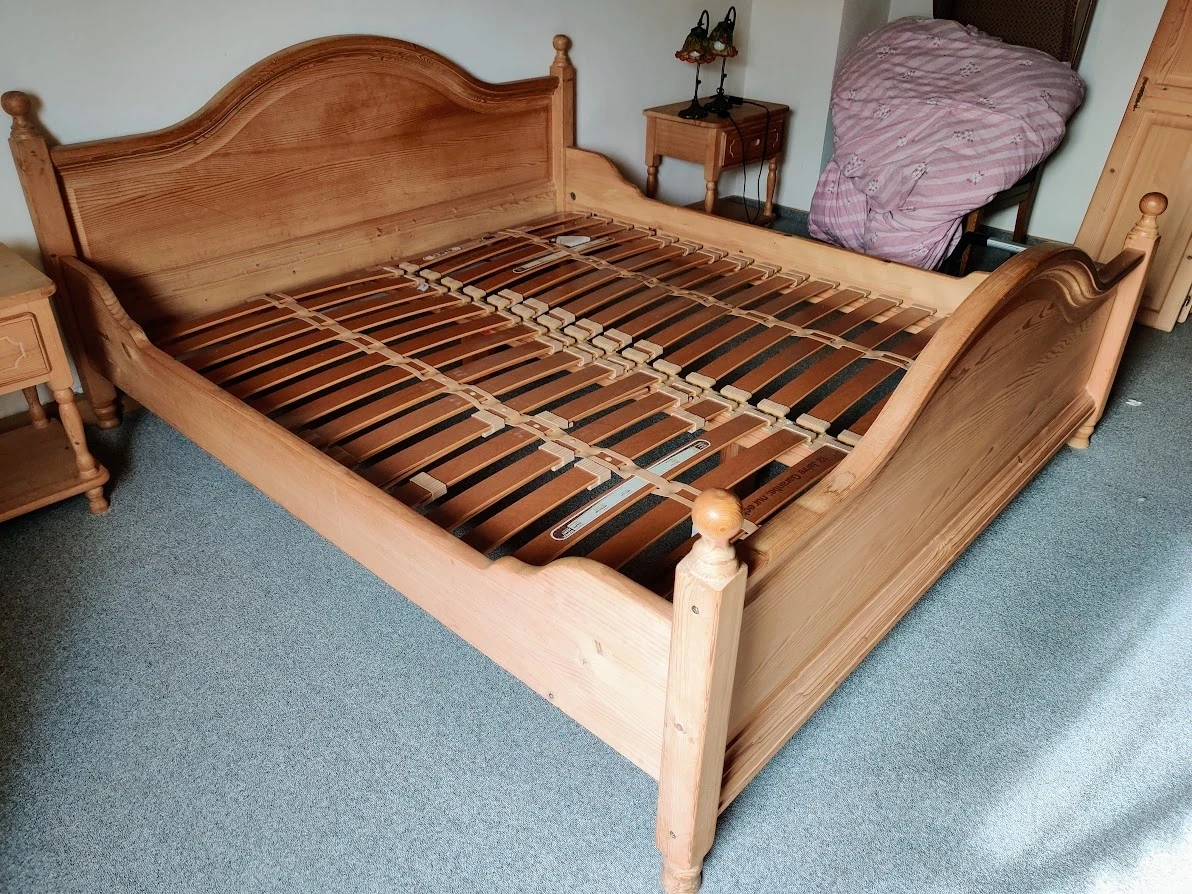 Masivní postel (257)