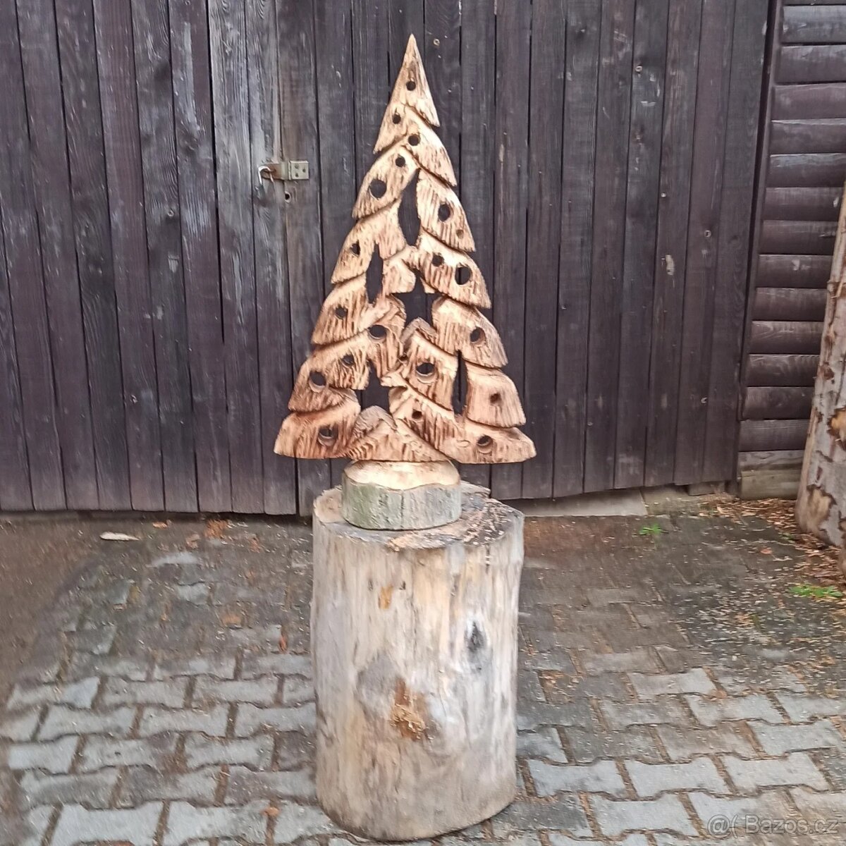Vánoční dekorace stromek motorovou pilou