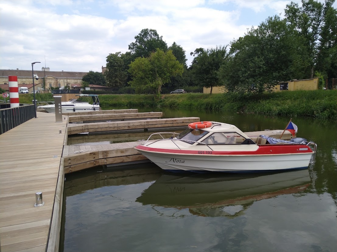 Motorový člun , loď skibsplast 490 HT  (5M )