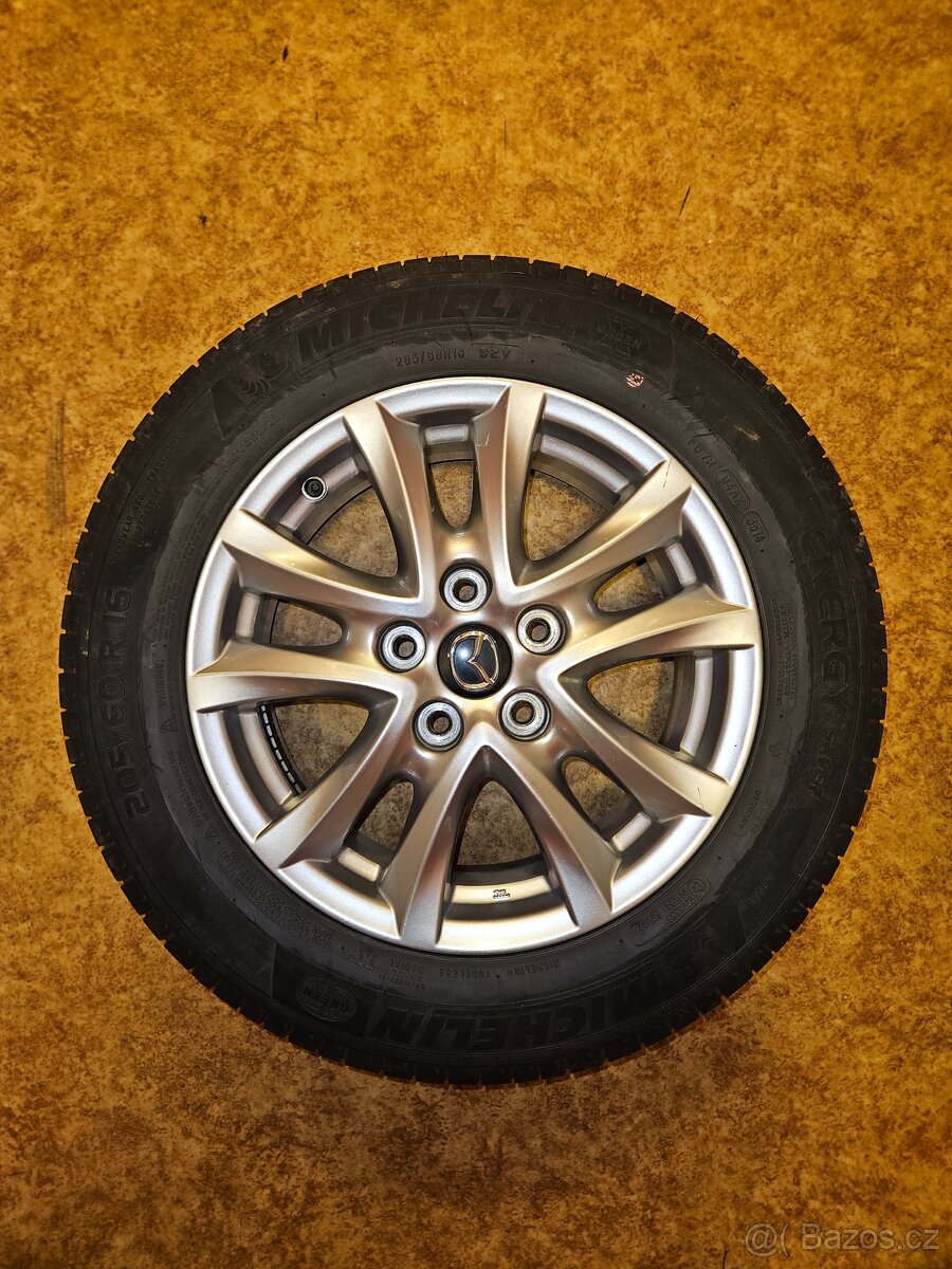 Orig. Mazda 3 kola 205/60 R16, letní pneu