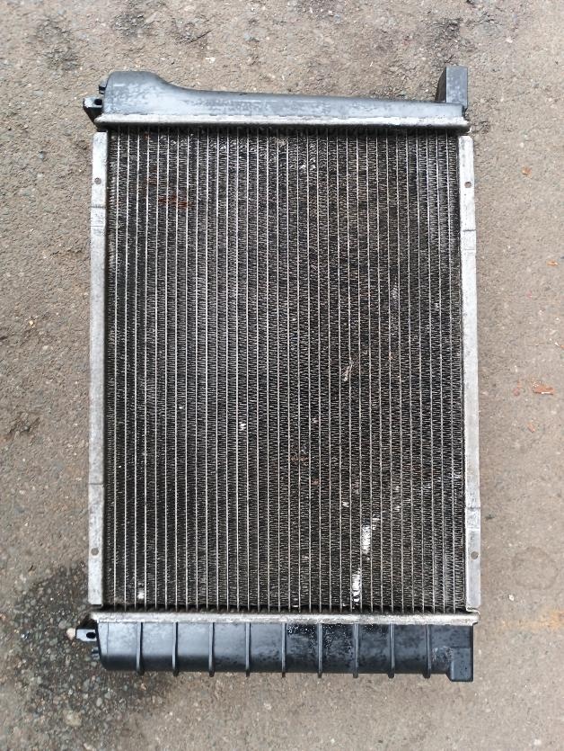 BMW E30 CHLADIČ MOTORU k Aut. Převodovce