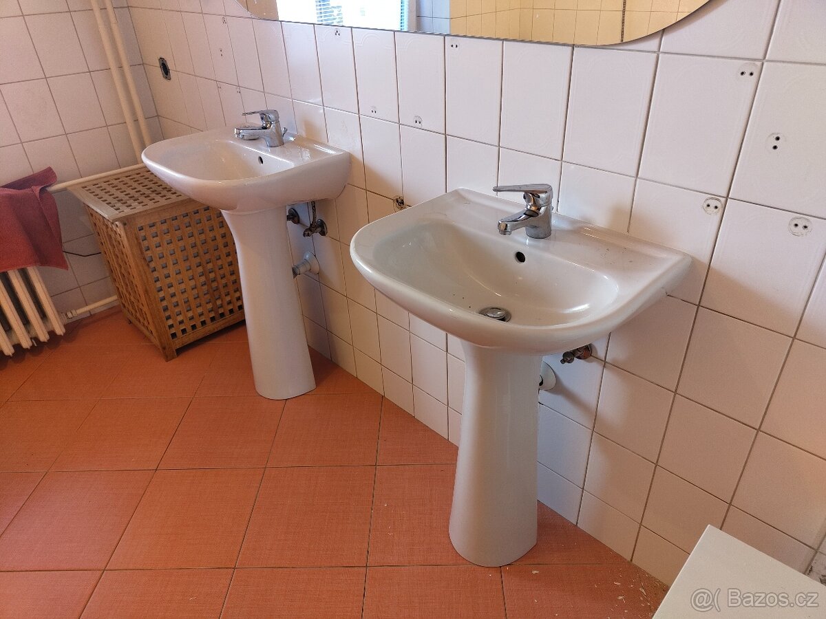 Vybavení koupelny - záchod, umyvadla, rohová vana