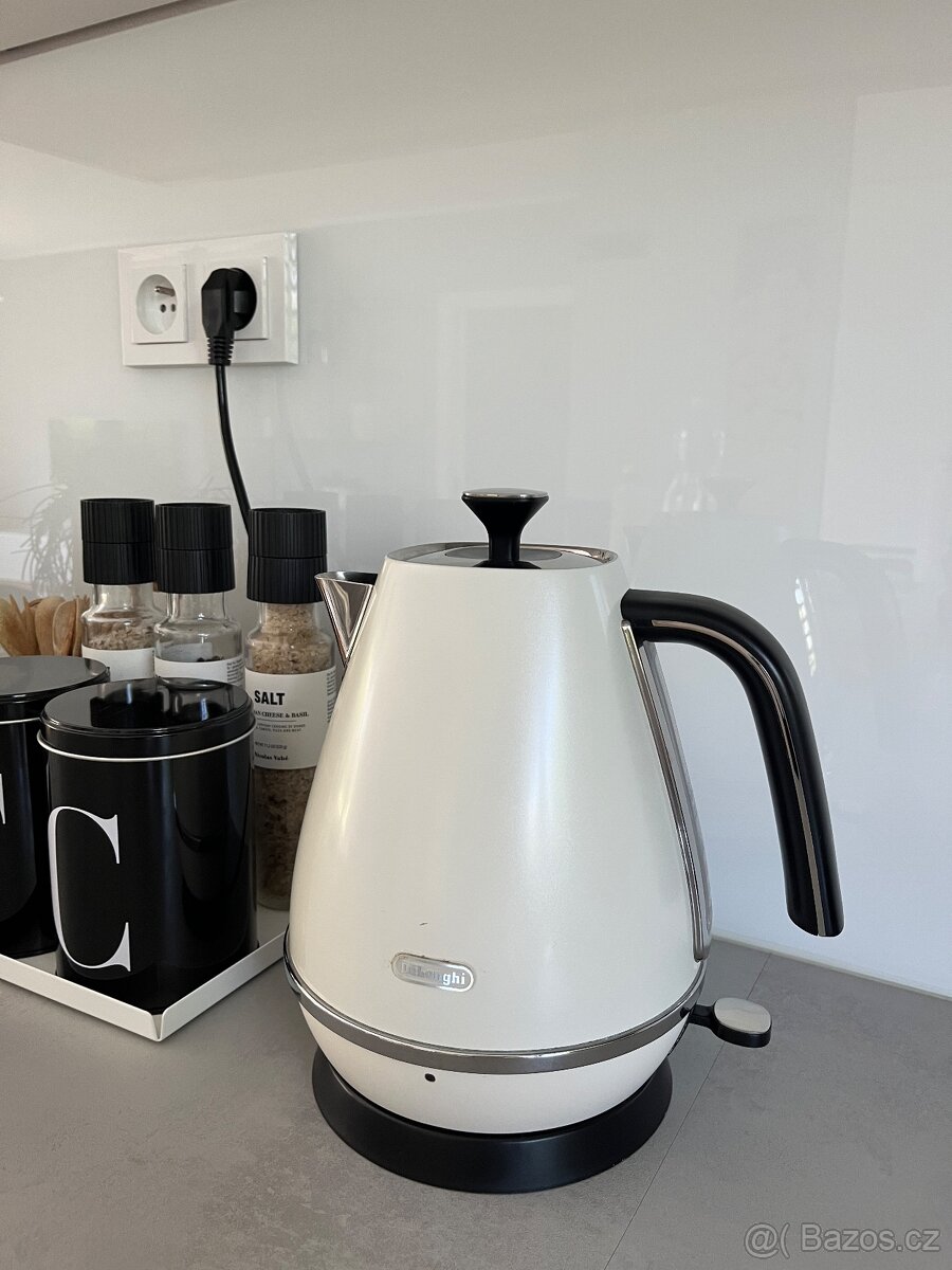 Rychlovarná konvice Delonghi Distinta Flair KBI2001.W