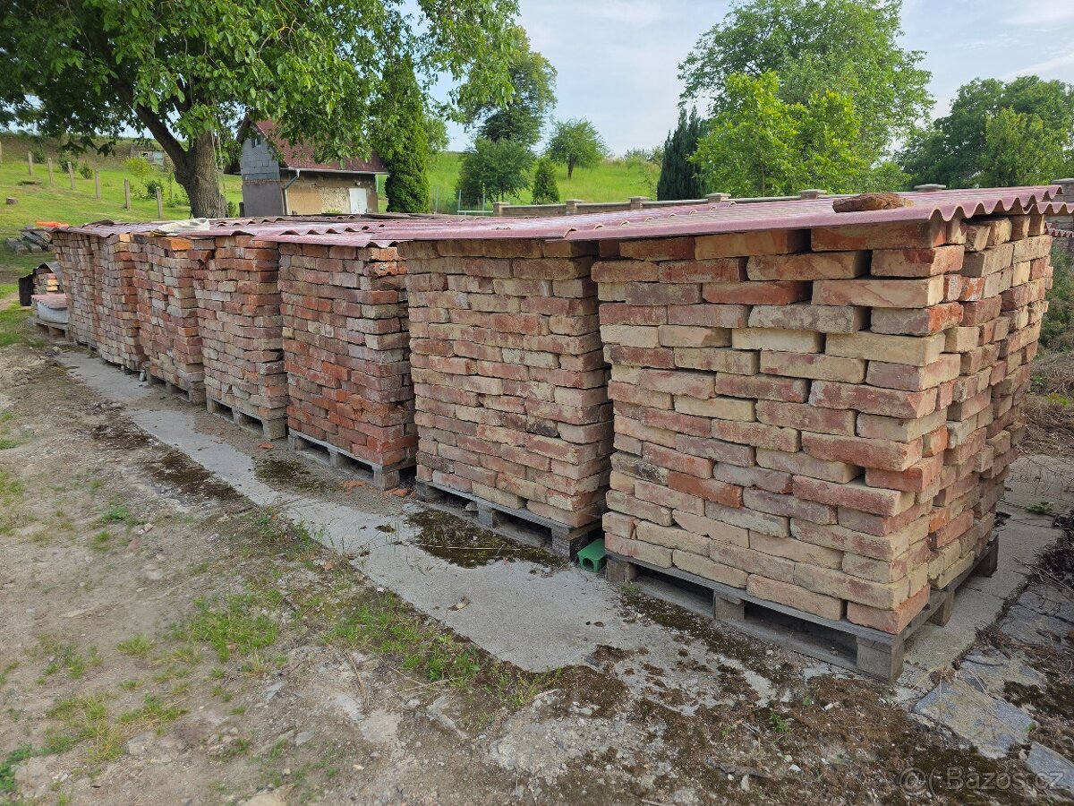 Pálené cihly ze staré stodoly