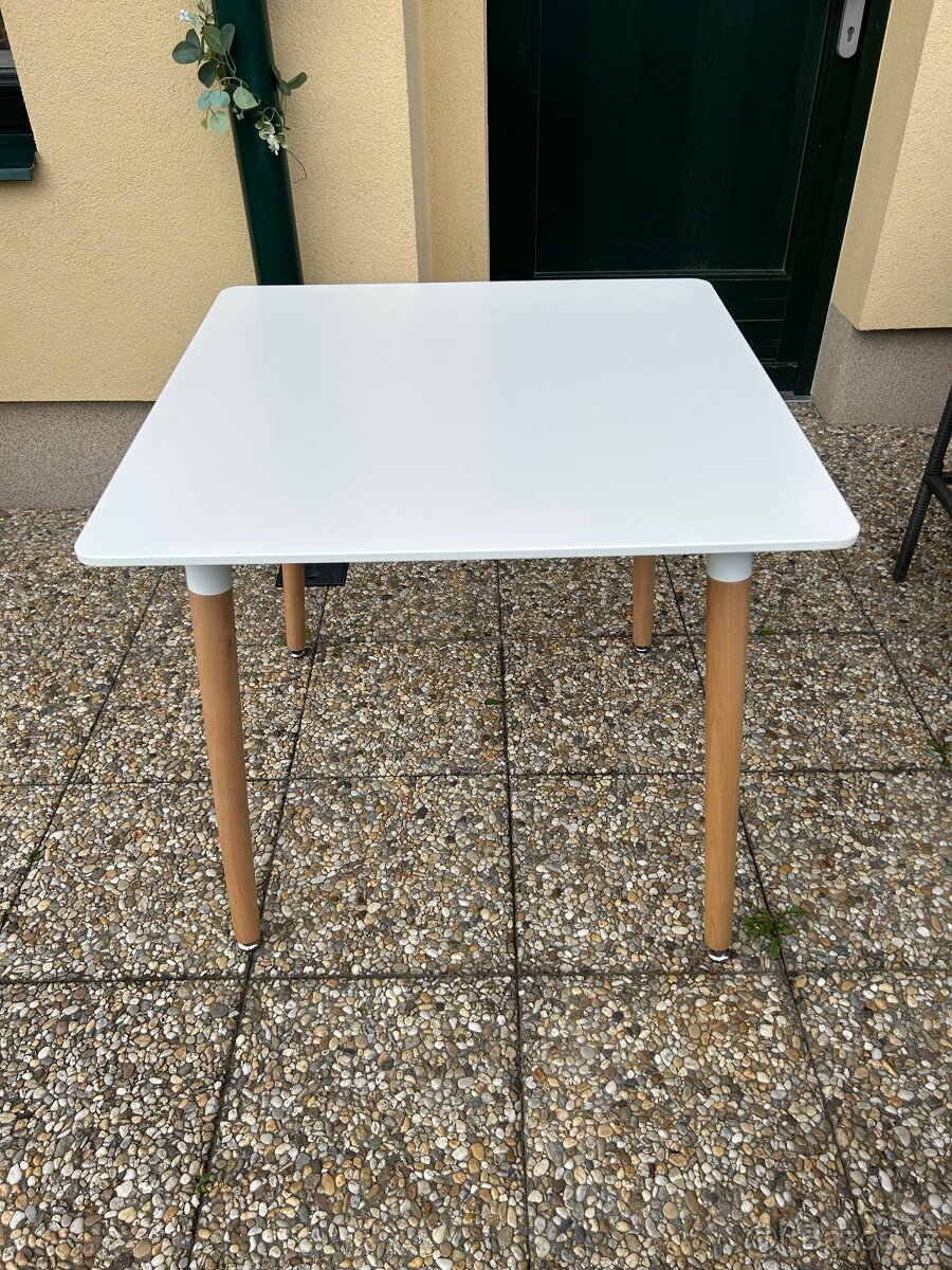 Jídelní stůl QUATRO 80 x 74 cm - skvělý stav