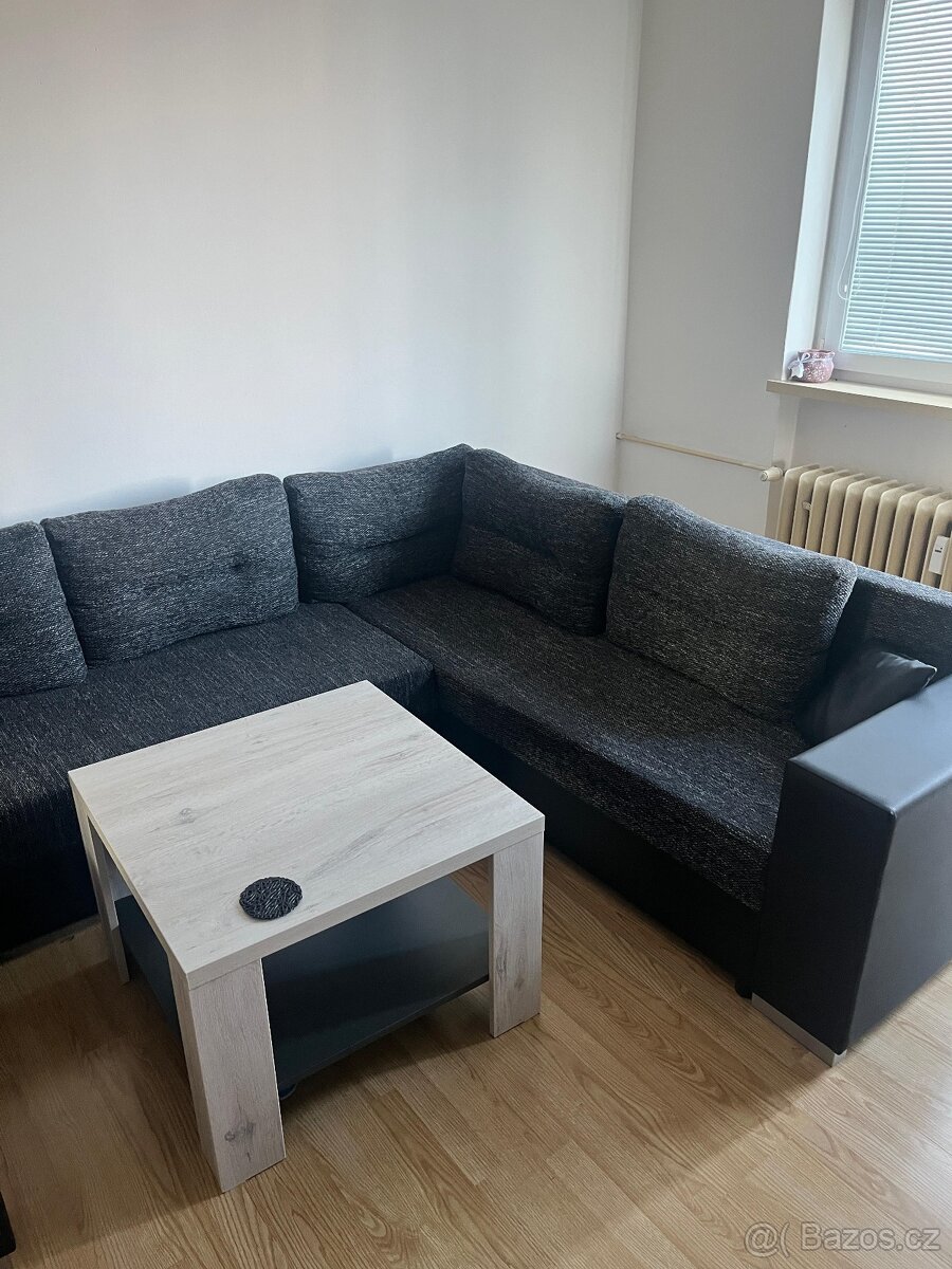 Moderní obývací skříňka + stolek – dělané na míru, ve skvělé