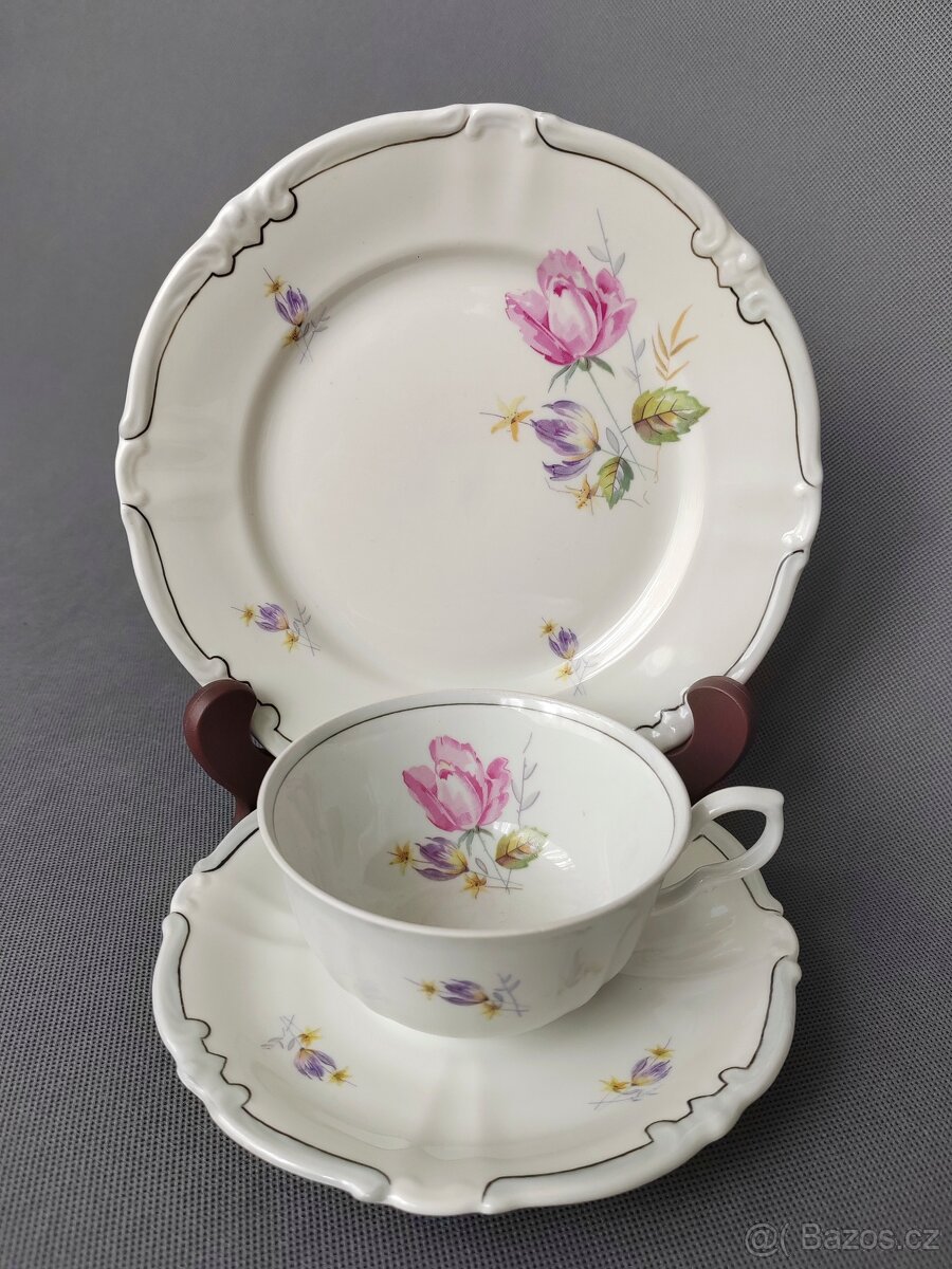 Klasická porcelánová čajová sada s jemným květinovým decorem