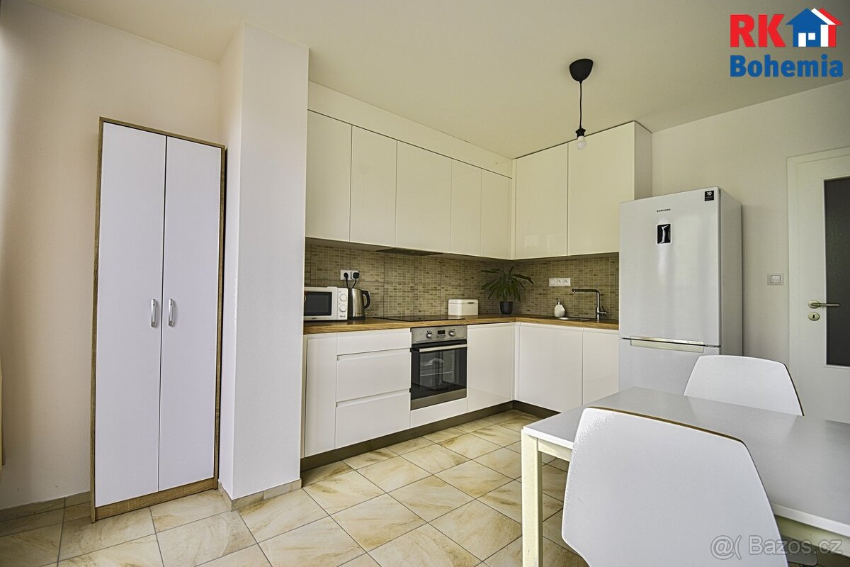 Pronájem bytu 2+1 s dvěmi lodžiemi - 59 m² - Praha Vršovice