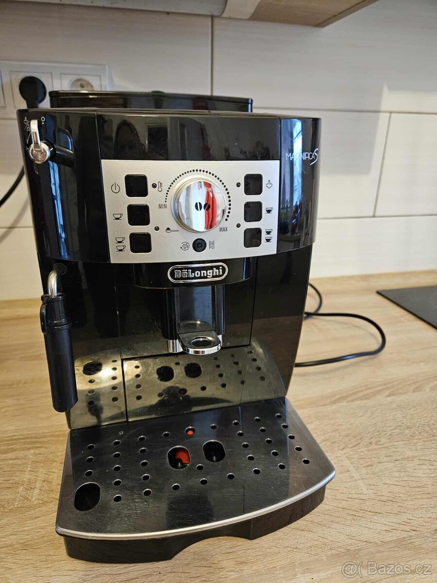 Automatický kávovar DeLonghi ECAM22.112.B.
