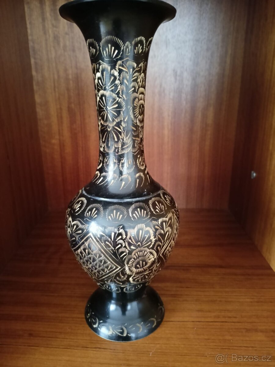 Mosazná váza zdobená