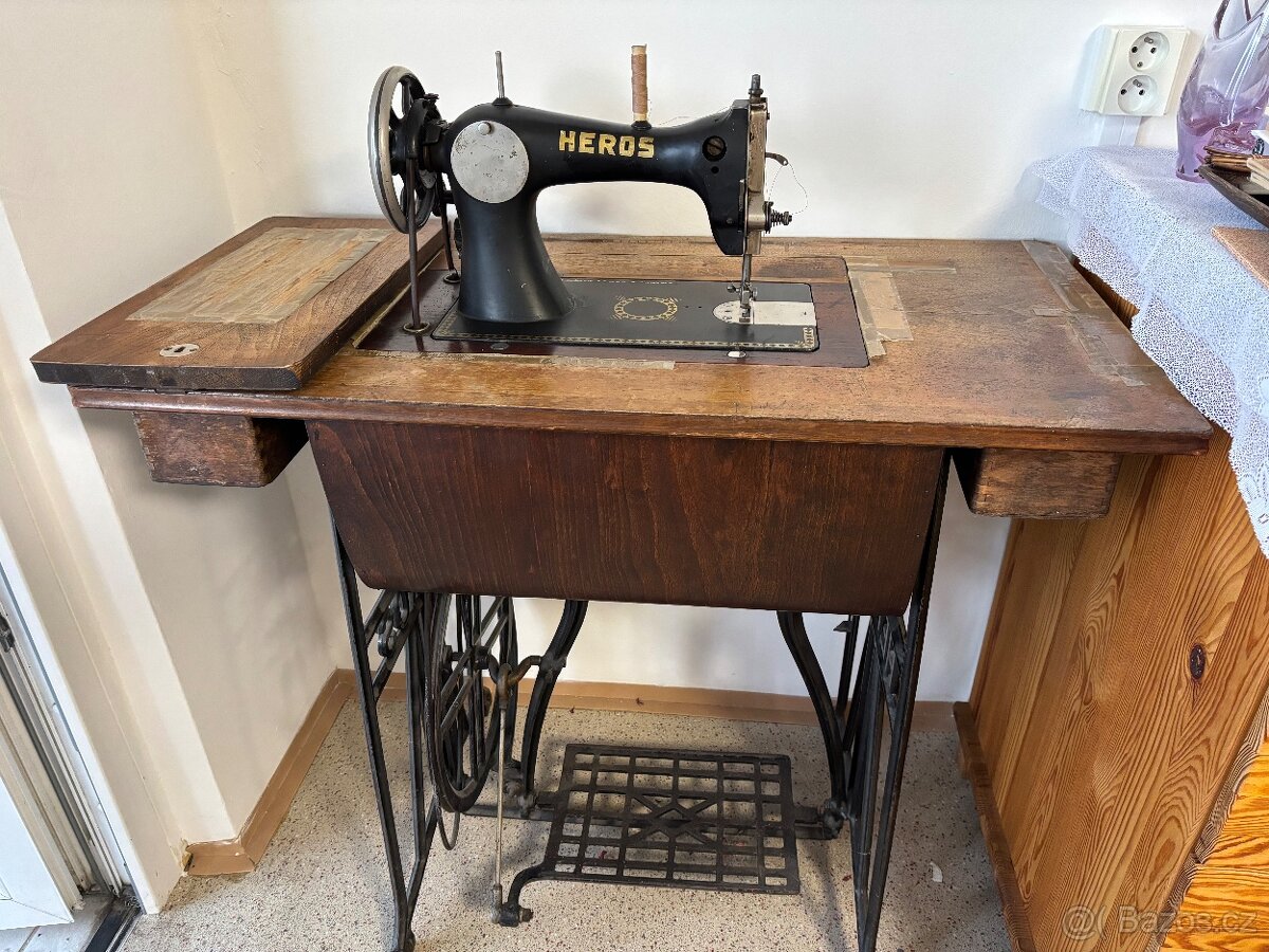 Šlapací šicí stroj Heros